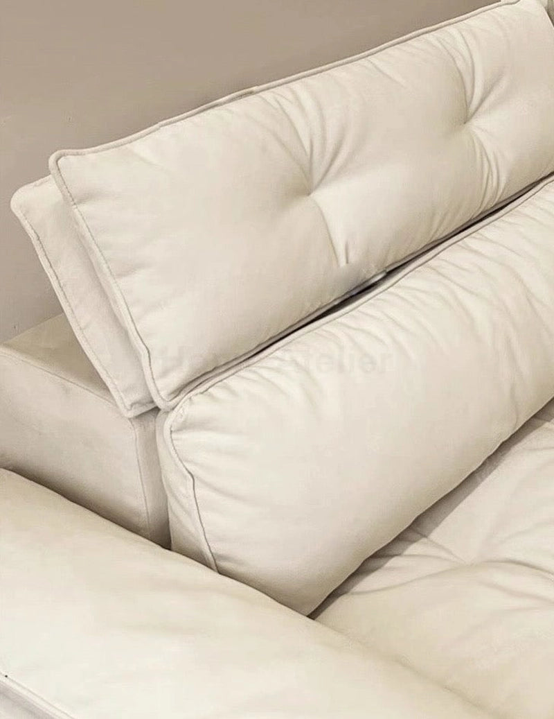 This rectangular 3-seater couch transforms quickly into a queen-sized sleep surface via a smooth manual pull-out mechanism.